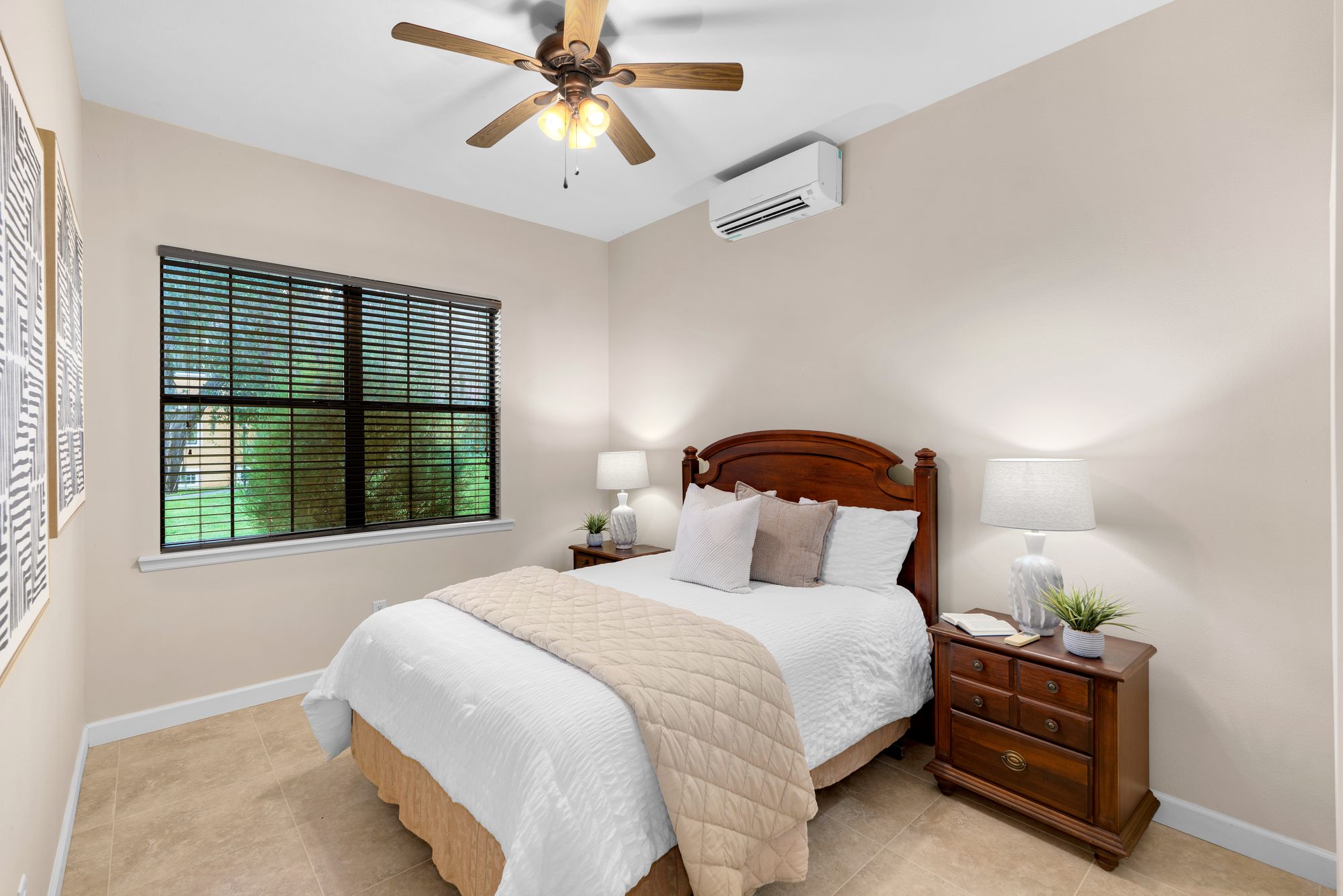 The bedroom of the additional garden apartment